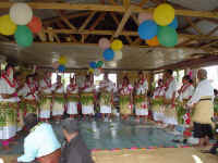 En van de optredens van het Peace Corps tijdens een soort 'Tongan Feast'