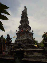 De troon in het midden van de tempel