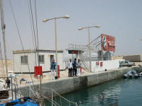 De havenmeester en en de tankjongens in Port Ghalib. Op de achtergrond zie je nog een enorme leegte, een bouwput waar binnen een aantal jaren een soort Sharm El Sheikh moet komen.