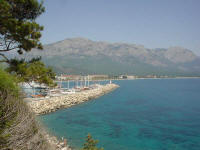 Uitzicht op Kemer vanaf een landtong bij de marina