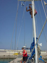 Andere stagen worden in de mast gehangen